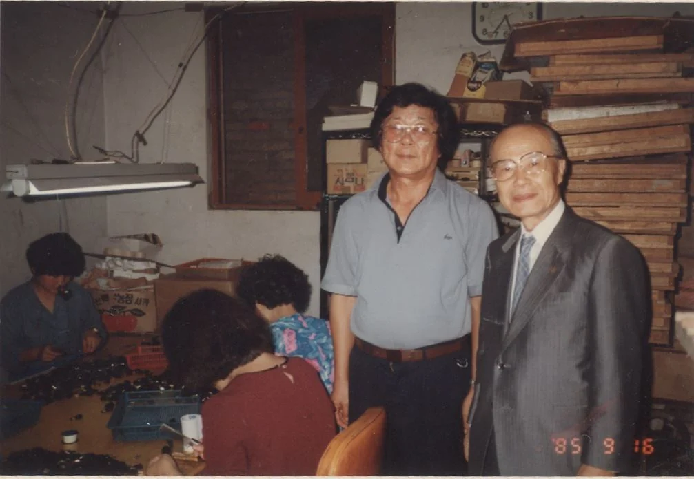 Y.Q. Lee with his mentor from Japan in the Baosheng workshop, September 1985